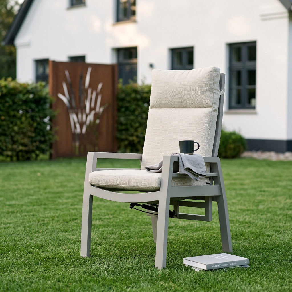 Relaxsessel Sevilla aus Aluminium mit Teakarmlehnen inkl. Kissen in Hellgrau