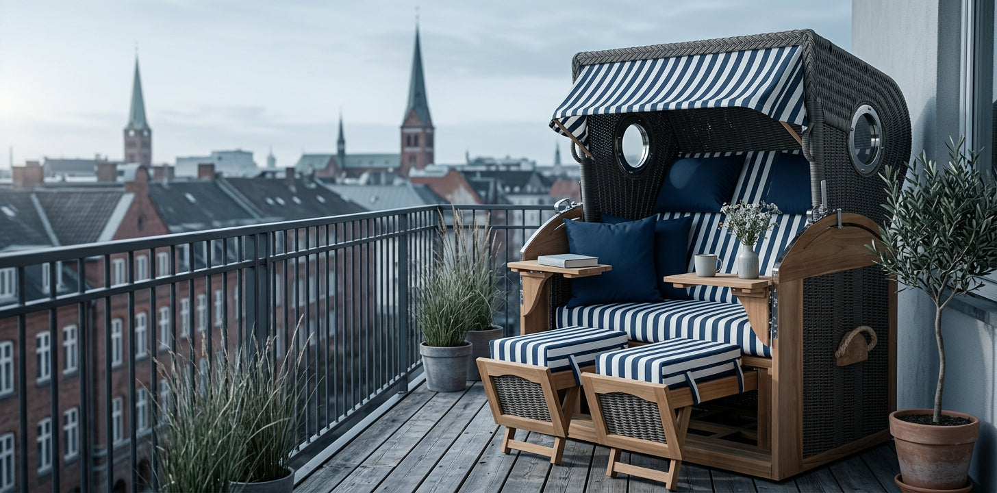 Strandkorb Schillig XL aus Teakholz und Polyrattan mit Bullauge in Navy-Weiß
