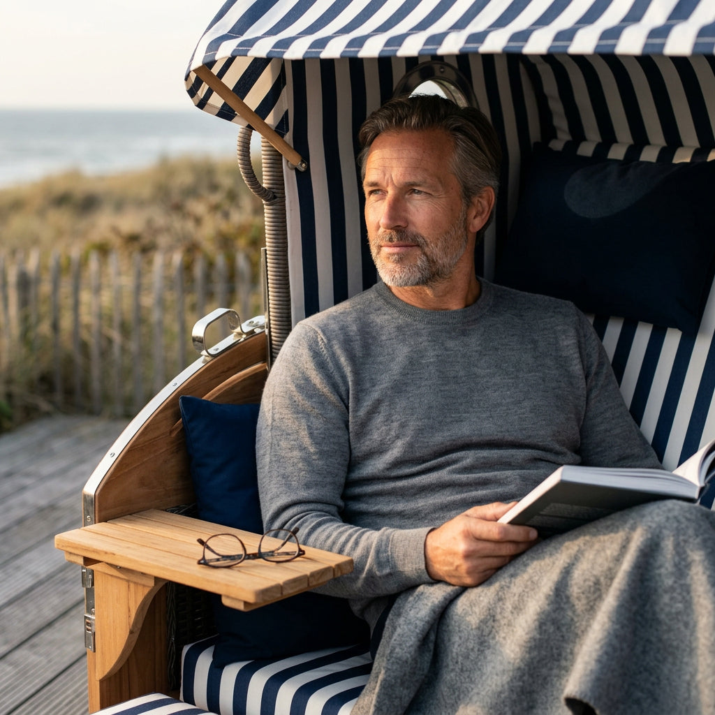 Strandkorb Schillig XL aus Teakholz und Polyrattan mit Bullauge in Navy-Weiß