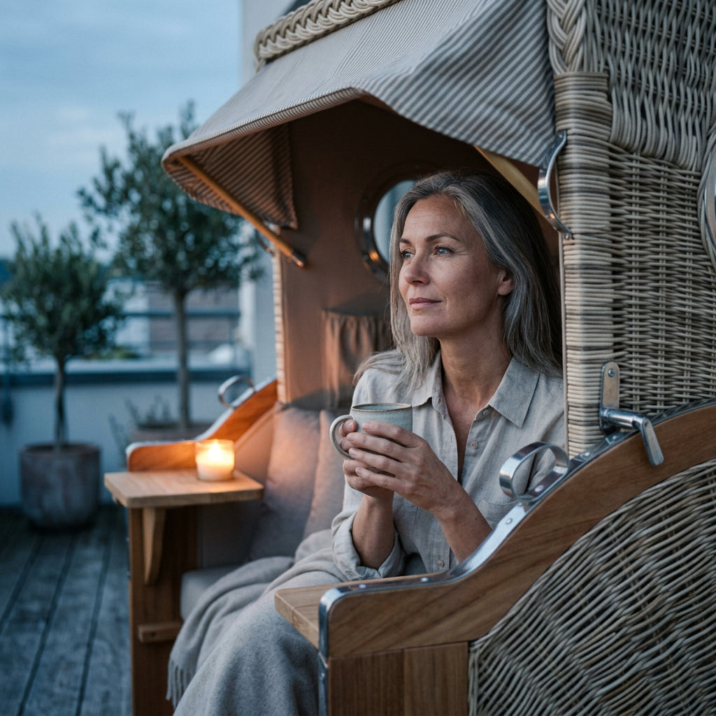 Strandkorb Düne 2-Sitzer aus massivem Teakholz mit Bullauge in warmem Beige