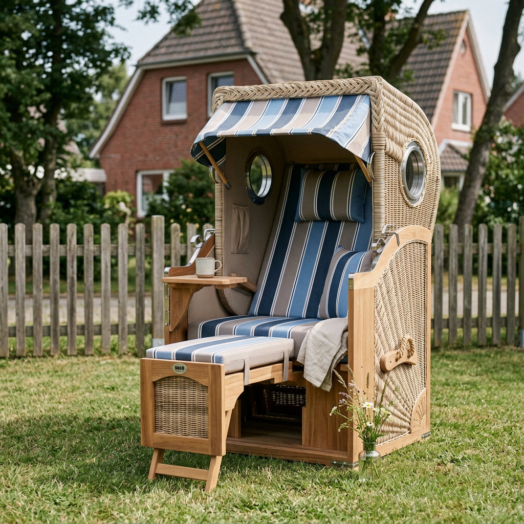Strandkorb Düne Single aus Teakholz mit Bullauge in maritimem Blau-Beige