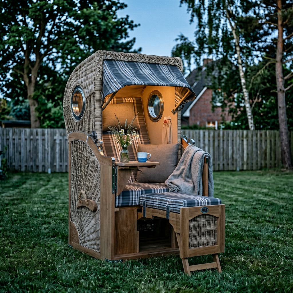 Strandkorb Düne Single aus Teak und Polyrattan mit Bullaugen