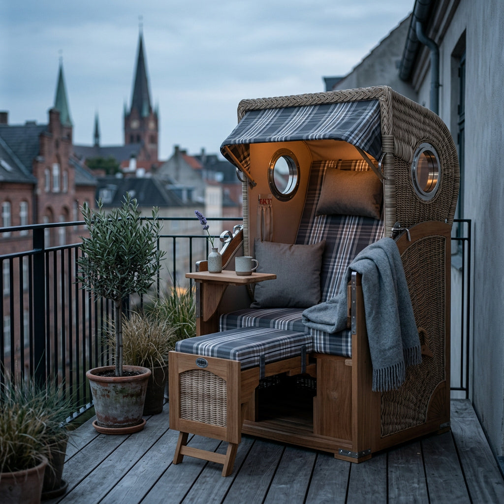 Strandkorb Düne Single aus Teak und Polyrattan mit Bullaugen