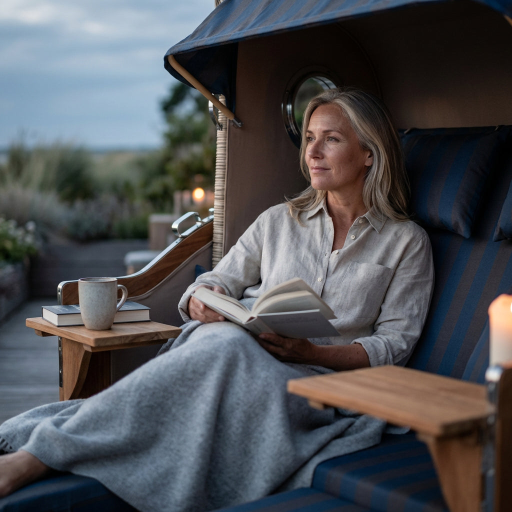 Strandkorb Düne Grande 2,5-Sitzer aus massivem Teakholz mit Bullaugen in Marineblau