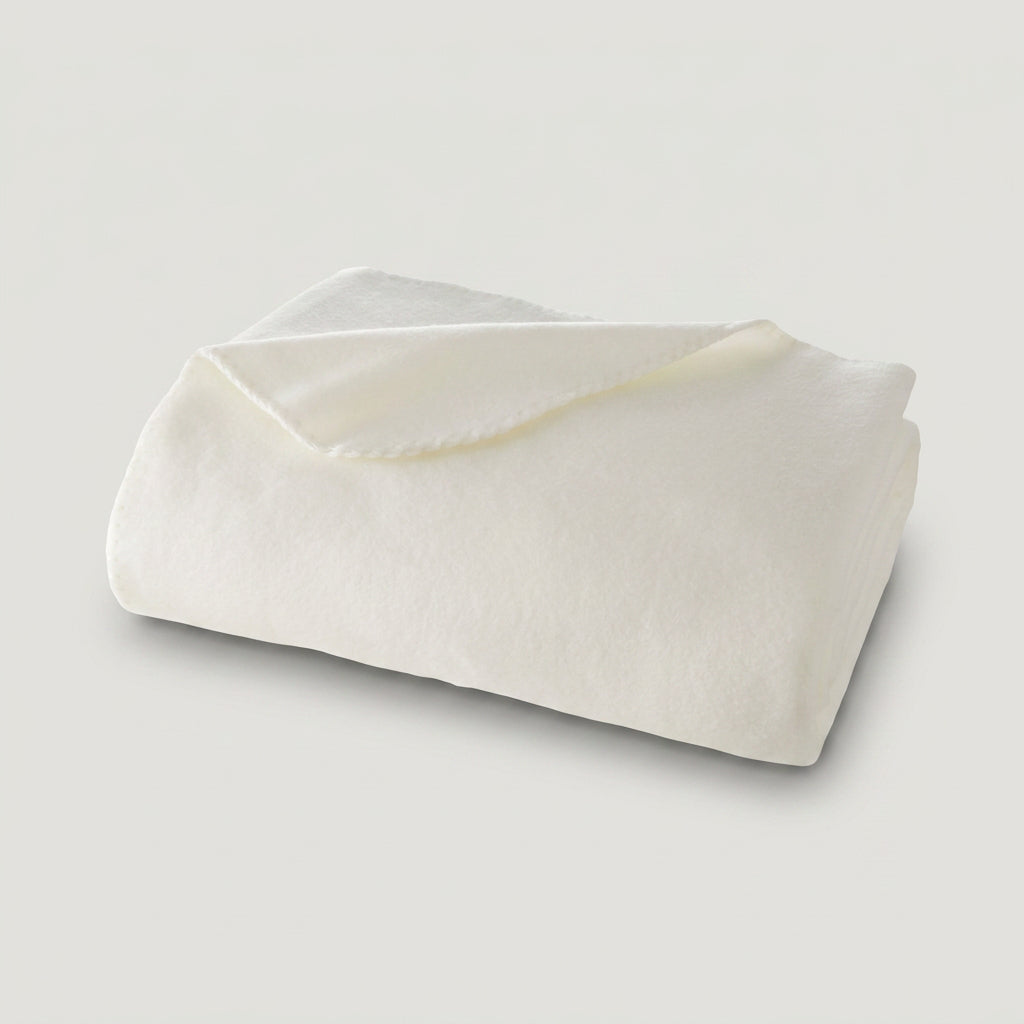 Kuscheldecke 150 x 200 cm in sanftem Creme mit Ziernaht