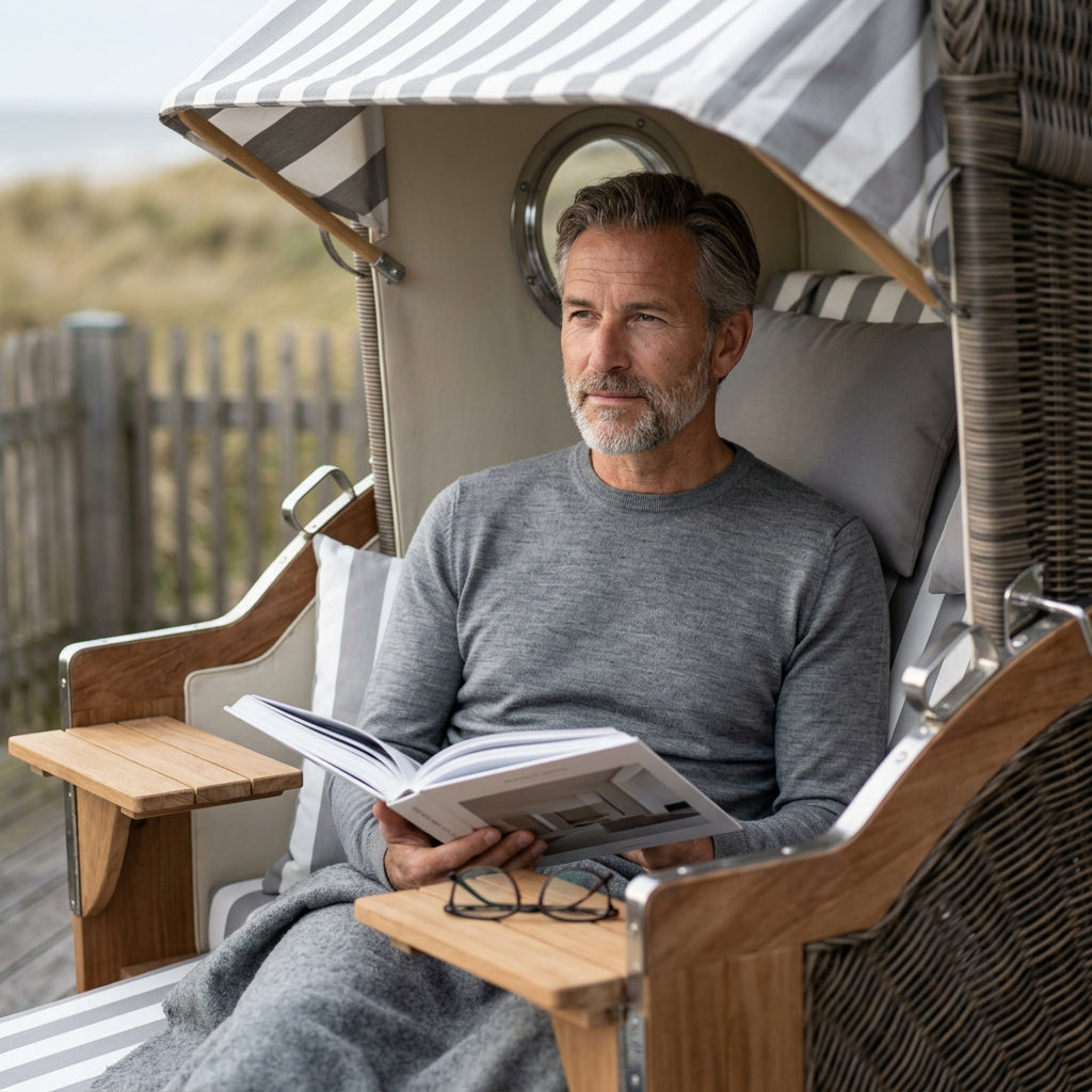 Strandkorb Baltikum 2-Sitzer aus Teak und Polyrattan in Grau mit Bullauge