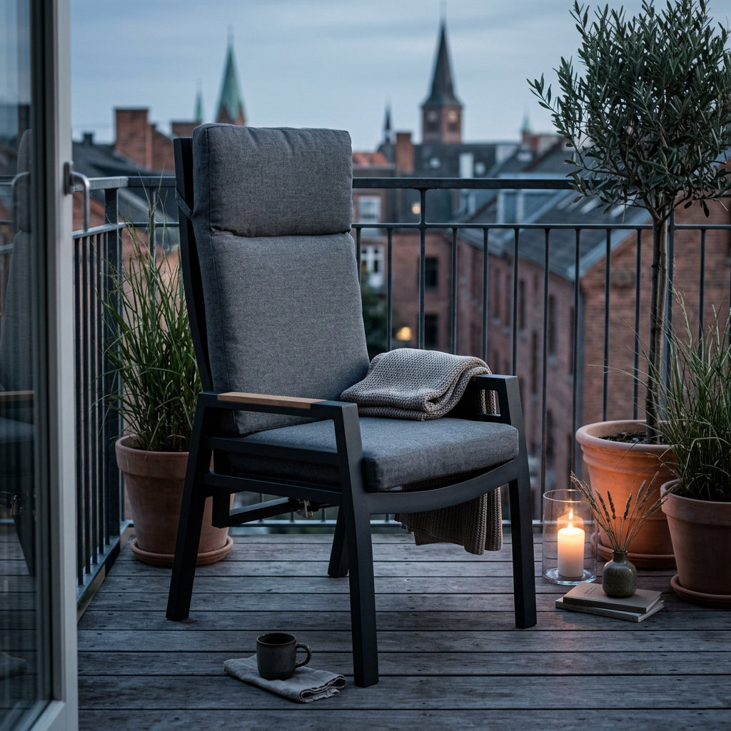Relaxsessel Sevilla aus Aluminium mit Teakarmlehnen inkl. Kissen in Anthrazit