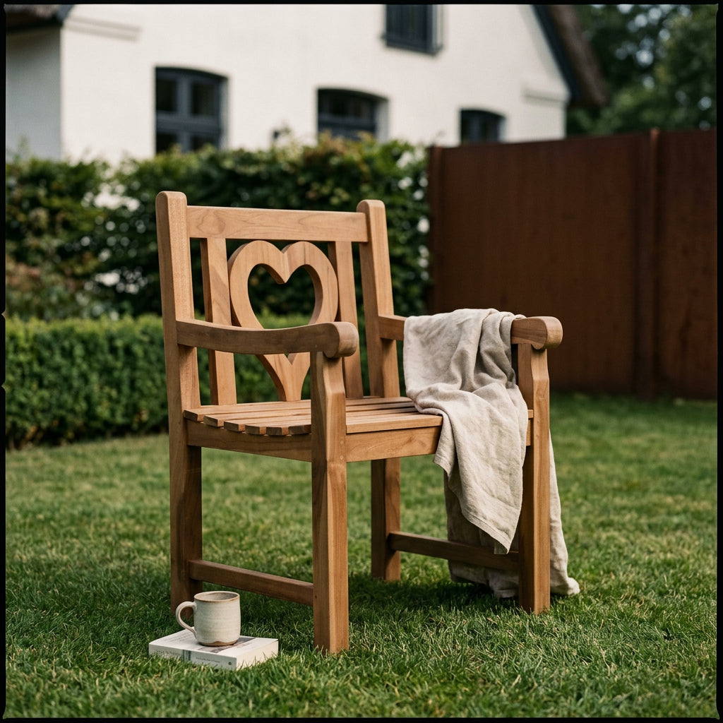 Gartensessel Herz aus massivem Teakholz mit Herz-Motiv