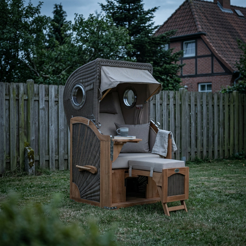 Strandkorb Düne Single aus Teak und Polyrattan in Grau mit Bullaugen