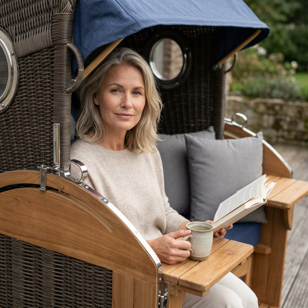 Strandkorb Schillig XL aus Teakholz und Polyrattan in Grau mit Bullauge