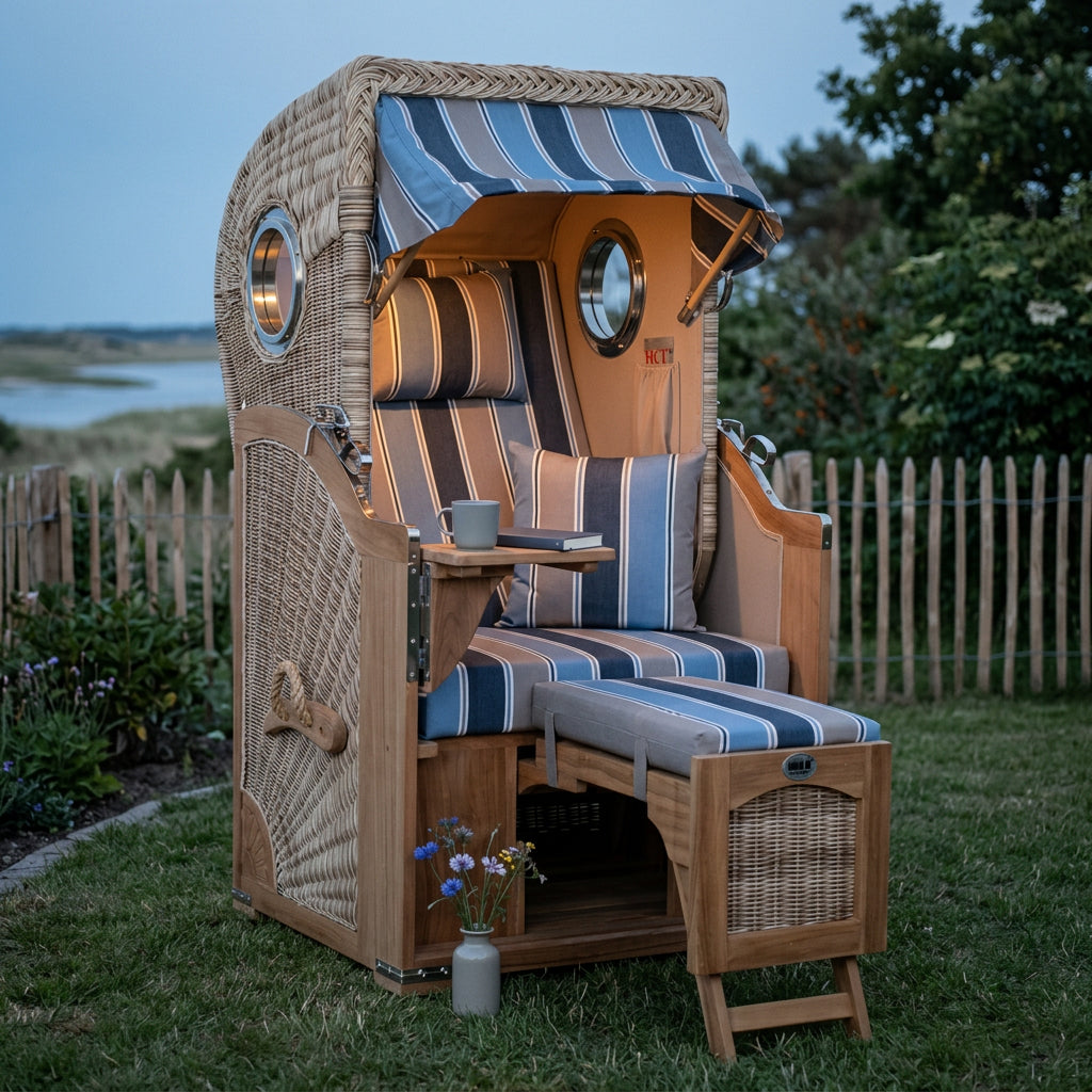Strandkorb Düne Single aus Teakholz mit Bullauge in maritimem Blau-Beige